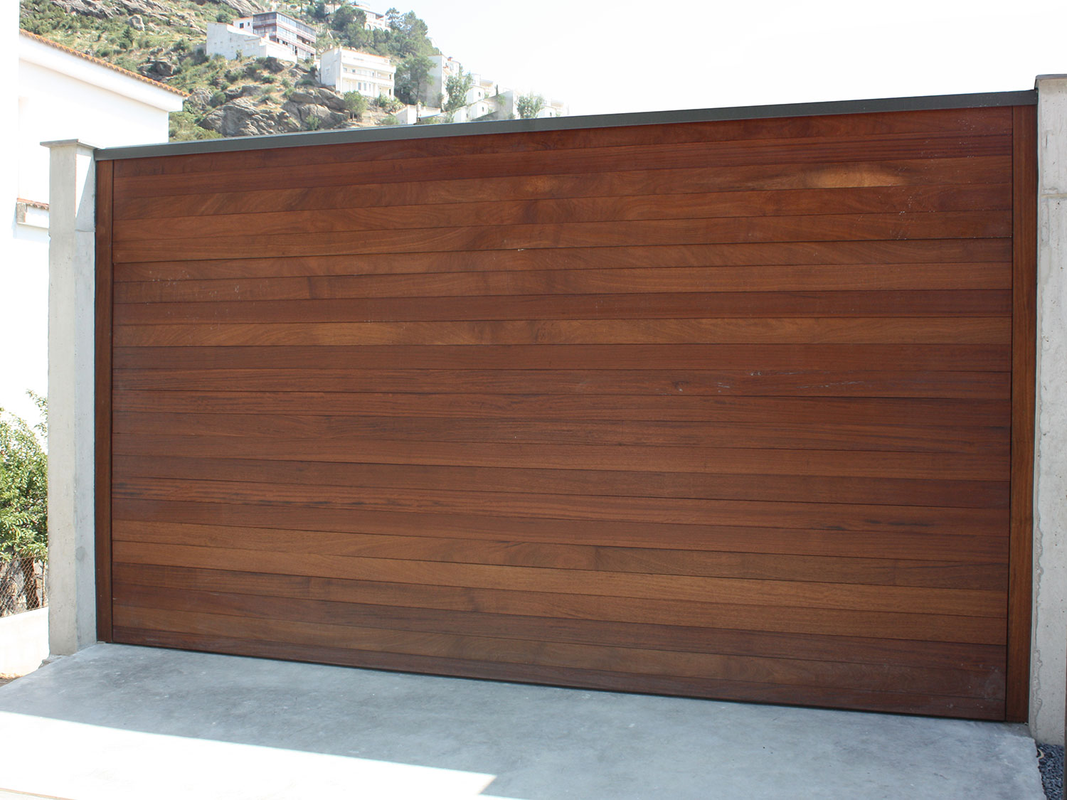 Portal garaje batiente acabado madera